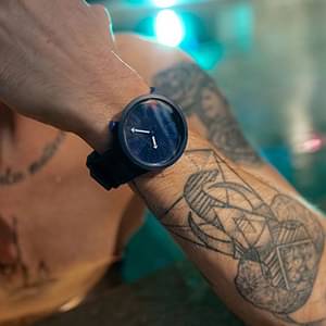 Close-Up auf das Handgelenk eines Mannes mit einer Smartwatch