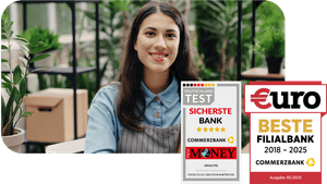 Eine junge Frau lächelt in die Kamera. Sie hat eine Schürze um und steht in einem Café. Siegel: Focus Money Deutschland Test Kategorie "Sicherste Bank" (Ausgabe 31/25), €uro Beste Filialbank (Ausgabe 05/2025)