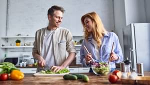 Paar in der Küche macht Salat