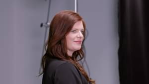 Jessica Beitzel steht seitlich und schaut zur Seite