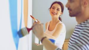 Ein Junges Paar renoviert ihre Wohnung