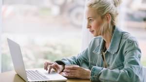 Junge Frau informiert sich am Laptop