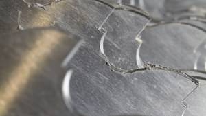 Der Schnitt eines Sägeblatts wird in einer sehr nahen Darstellung gezeigt.