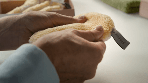 Die Hände von Carolin Schuberth in der Nahaufnahme halten ein Waschie.