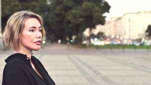 Laura Gehlhaar schaut auf die Straße. Laura Gehlhaar ist Aktivistin für Inklusion und Unternehmerin. Dass sie in Berlin ein unbeschwertes Leben führen kann, hat auch mit ihren Finanzen zu tun, sagt sie. 