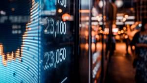 Graphen und Aktienwerte auf einer digitalen Anzeige