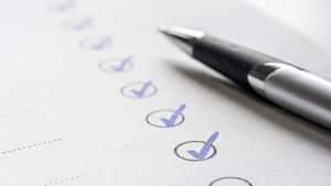 Close-Up auf eine abgehakte Checkliste