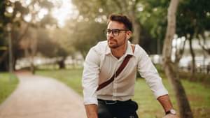 Mann fährt mit seinem Fahrrad durch ein Park