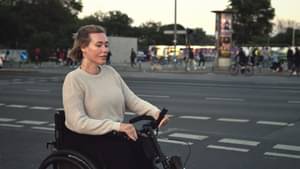 Laura Gehlhaar fährt mit ihrem Handbike über die Straße