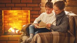 Mutter mit Kind am Kamin