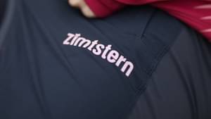 Close Up auf Kleidung mit dem Zimtstern-Logo