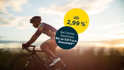Mann im Morgengrauen unterwegs auf Fahrrad: Privatkredit ab 2,99% p.a.* und zusätzlichen Zinsvorteil bei Online-Abschluss von bis zu 0,6% p.a.**