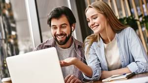 Zwei junge Menschen sprechen über den Kauf und Handel von Aktien.