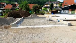 Aussicht auf einen Bauplatz in einer Nachbarschaft.