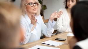 Geschäftsführerin im Gespräch mit Mitarbeitern