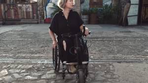 Laura Gehlhaar sitzt in ihrem Handbike