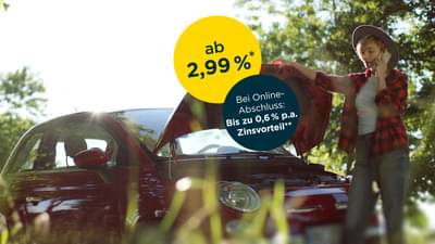 Frau steht telefonierend vor Auto mit offener Motorhaube: Sofortkredit ab 2,99% p.a.* und zusätzlichen Zinsvorteil bei Online-Abschluss von bis zu 0,6% p.a.**