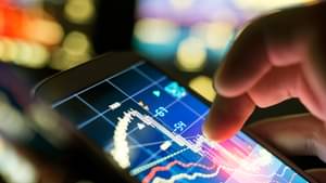 Eine Hand tippt auf ein Smartphone, auf dem bunt leuchtende Graphen zu sehen sind.