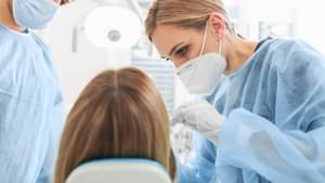 Zahnärztin bei der Behandlung einer Patientin 