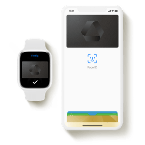 Auf einem weißen Smartphone ist die Apple Wallet mit der PremiumKreditkarte der Commerzbank zu sehen. Daneben ist eine Smartwatch abgebildet, auf deren Display ebenfalls die PremiumKreditkarte geöffnet ist.