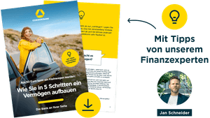 Kostenloses E-Book. Schriftzug: "Wie Sie in 5 Schritten ein Vermögen aufbauen." Eine Frau lehnt entspannt an der Fahrertür ihres Autos.