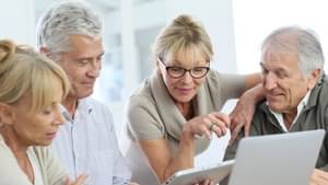 Eine Gruppe älterer Menschen tauscht sich über die Steuererklärung für die Rente aus.