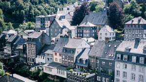 Altstadt am Hang mit Fachwerk