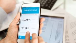 Hände eines Geschäftsmannes scrollen durch ein Online-Banking-Konto auf dem Smartphone