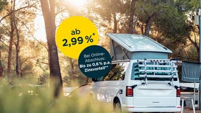 Wohnmobil steht im Wald. Die Sonne scheint durch die Bäume: Wohnmobil finanzieren ab 2,99% p.a.* und zusätzlichen Zinsvorteil bei Online-Abschluss von bis zu 0,6% p.a.**
