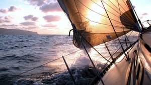 Segelboot segelt dem Sonnenuntergang entgegen