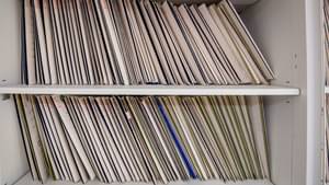 Viele Akten ordentlich aufgereiht in einem Regal