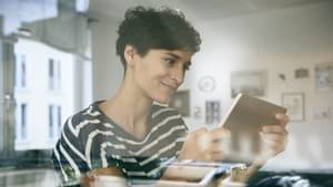 Frau schaut auf Tablet